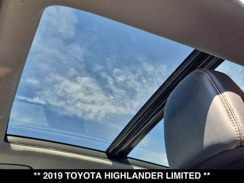Used 2019 Toyota Highlander Limited AWD/4WD image 4