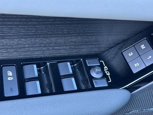 Certified 2025 Land Rover Range Rover Velar Dynamic SE image 11