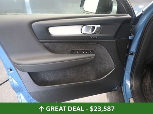 Used 2024 Volvo XC40 B5 Core image 18