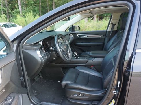 Used 2017 Cadillac XT5 Premium Luxury FWD image 2