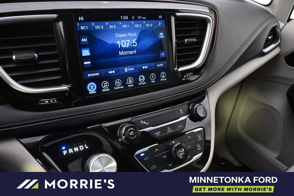 Used 2017 Chrysler Pacifica Limited FWD image 34
