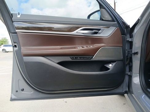 Used 2021 BMW 740i xDrive image 18