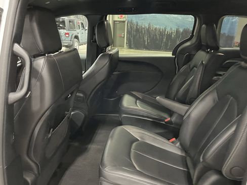 Used 2024 Chrysler Pacifica Select image 14