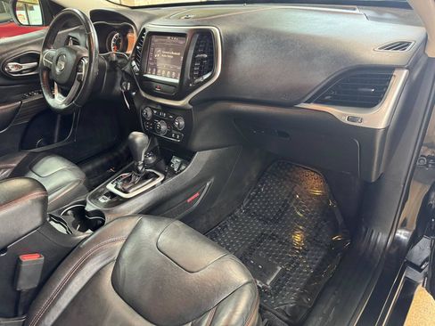 Used 2016 Jeep Cherokee Trailhawk w/ Leather Interior Group AWD/4WD image 9