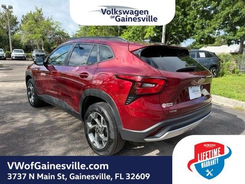 Used 2025 Chevrolet Trax LT w/ LT Convenience Package FWD image 4