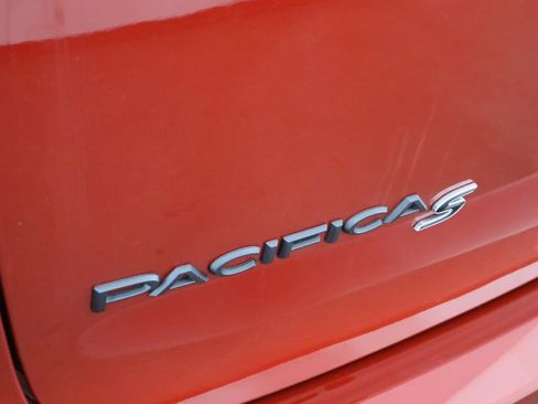 Used 2025 Chrysler Pacifica Limited FWD image 33