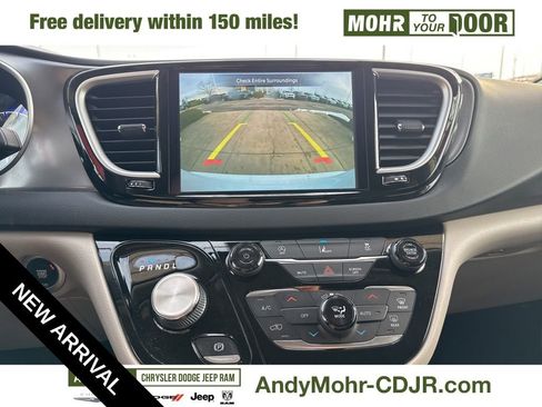 Used 2022 Chrysler Pacifica Touring-L image 14