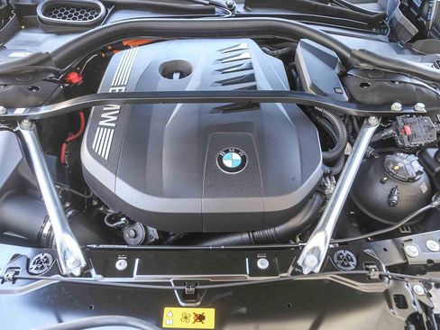 Used 2025 BMW 750e xDrive w/ Premium Package image 23