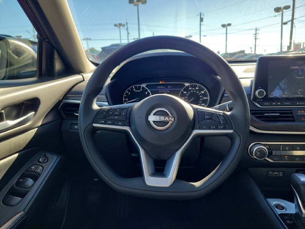 Used 2025 Nissan Altima 2.5 SV FWD image 14