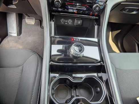 Used 2023 Jeep Grand Cherokee Laredo AWD/4WD image 23