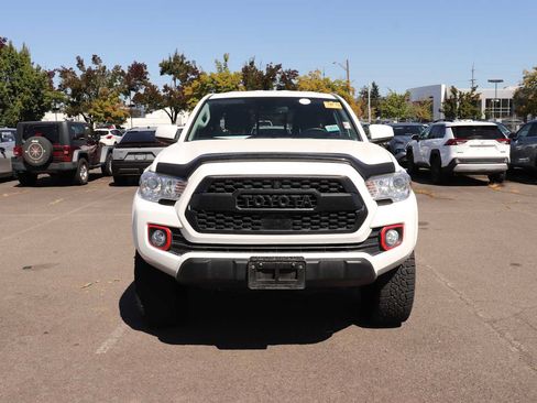 Used 2022 Toyota Tacoma SR5 AWD/4WD image 2
