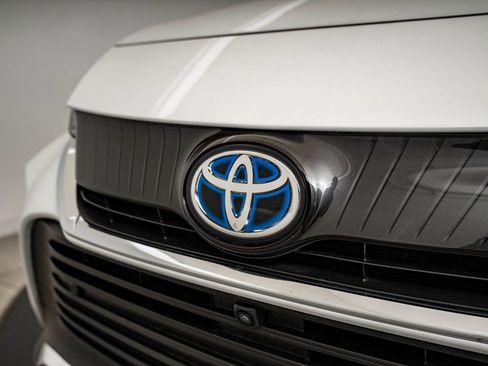 Used 2023 Toyota Venza Limited image 3