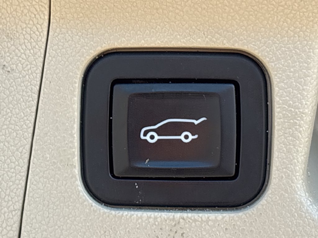 Used 2019 GMC Acadia Denali w/ LPO, Floor Liner Package AWD/4WD image 31