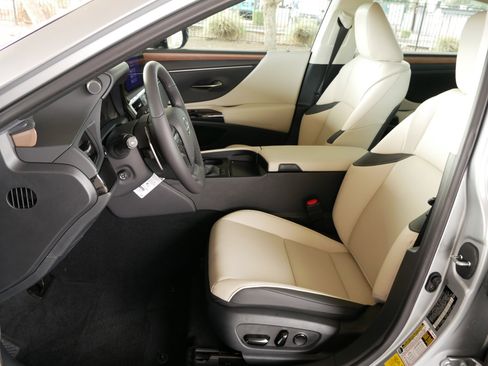 New 2025 Lexus ES 350 w/ Premium Package image 2