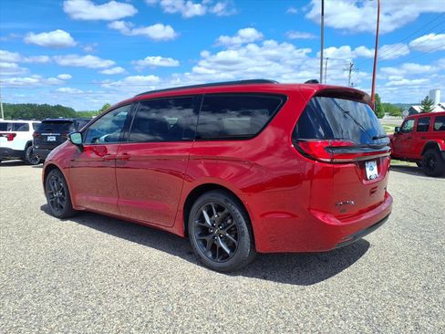 Used 2025 Chrysler Pacifica Limited FWD image 5