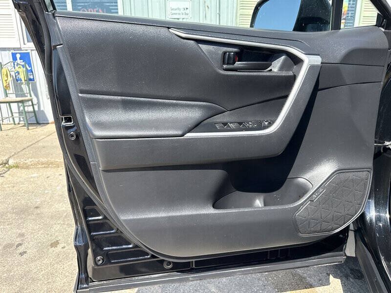 Used 2021 Toyota RAV4 LE AWD/4WD image 18