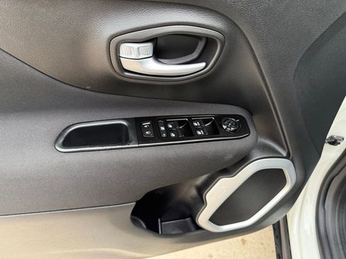 Used 2019 Jeep Renegade Latitude image 10