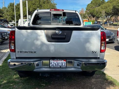 Used 2020 Nissan Frontier SV image 3