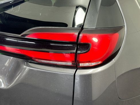 Used 2023 Chrysler Pacifica Touring-L image 32