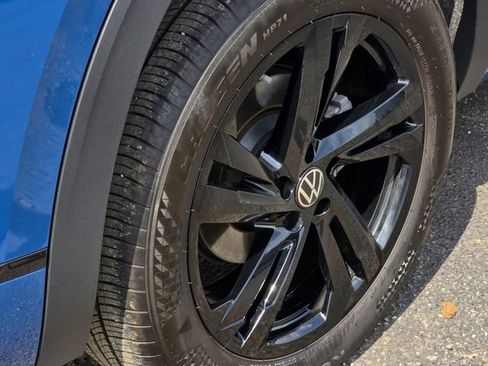 Used 2025 Volkswagen Atlas Cross Sport SEL R-Line AWD/4WD image 9