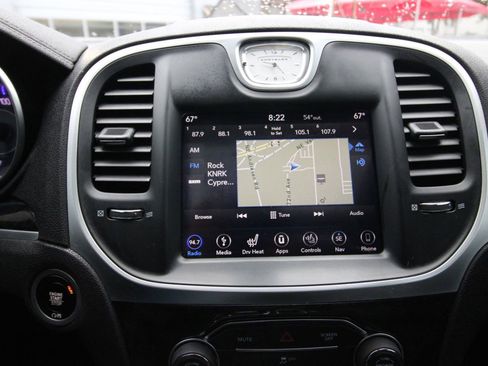 Used 2018 Chrysler 300 Limited image 28