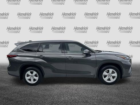 Used 2022 Toyota Highlander LE AWD/4WD image 11