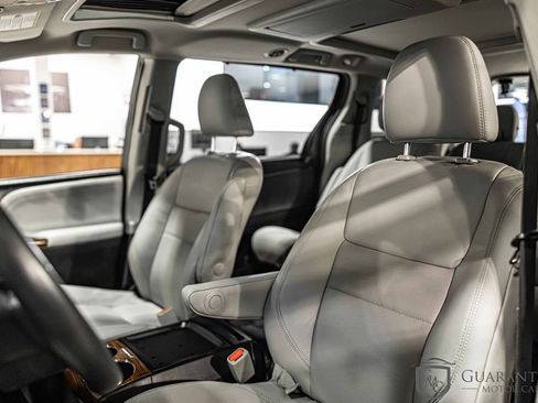 Used 2016 Toyota Sienna Limited Premium w/ Protection Package image 18