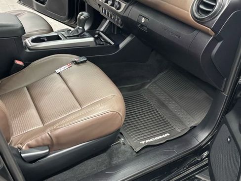 Used 2016 Toyota Tacoma Limited w/ Towing Package image 35