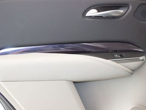 Used 2023 Cadillac XT4 Luxury w/ Cold Weather Package image 18