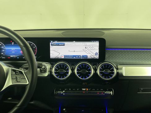 Used 2025 Mercedes-Benz GLB 250 image 17