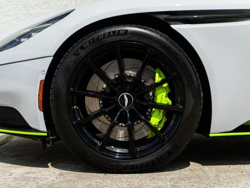Used 2019 Aston Martin DB11 AMR RWD image 25