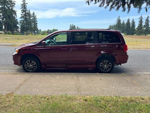 Used 2017 Dodge Grand Caravan SXT FWD image 9