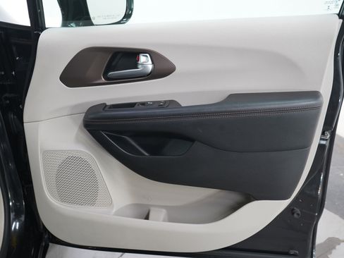 Used 2018 Chrysler Pacifica Touring-L Plus FWD image 12