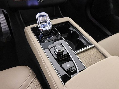 New 2025 Volvo XC90 B6 Core w/ Climate Package image 32