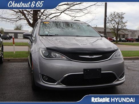 Used 2017 Chrysler Pacifica Touring-L image 2