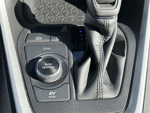 Used 2022 Toyota RAV4 LE image 15