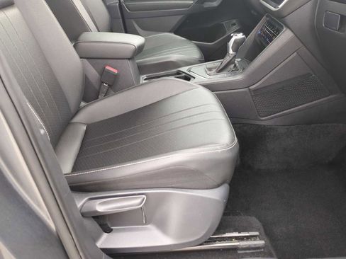 Used 2024 Volkswagen Tiguan SE image 27