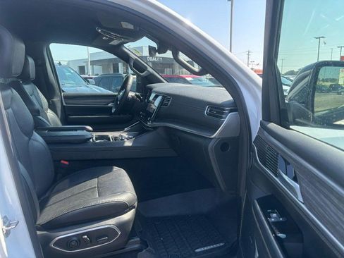 Used 2024 Jeep Wagoneer Series III AWD/4WD image 12