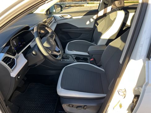 Certified 2025 Volkswagen Taos SE w/ Panoramic Sunroof Package FWD image 16