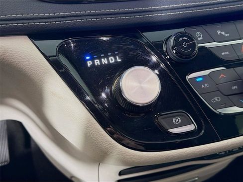 Used 2023 Chrysler Pacifica Touring-L FWD image 17