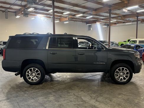 Used 2019 Chevrolet Suburban LT w/ Luxury Package AWD/4WD image 9