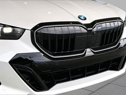 Used 2025 BMW 530i w/ M Sport Package RWD image 29