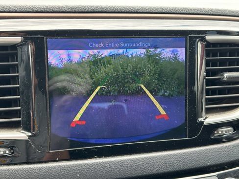 Used 2017 Chrysler Pacifica Touring FWD image 12