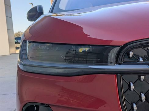 Used 2025 Lincoln Nautilus Premier image 10