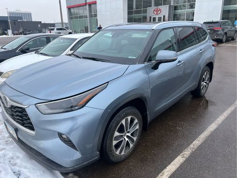Certified 2022 Toyota Highlander XLE image 3