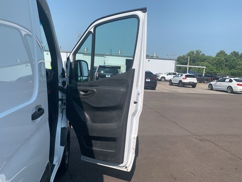 Used 2025 Mercedes-Benz Sprinter 2500 image 30