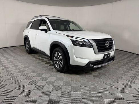 Used 2025 Nissan Pathfinder SL FWD image 5