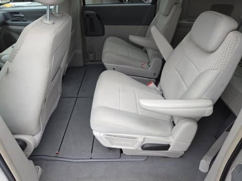 Used 2008 Chrysler Town & Country LX FWD image 11