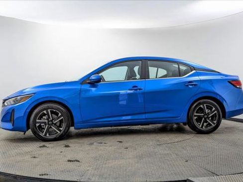 Used 2025 Nissan Sentra SV image 3