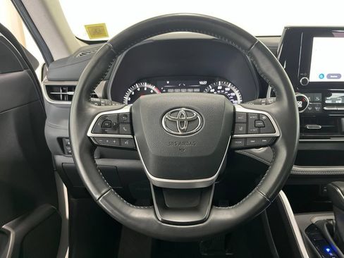 Used 2024 Toyota Highlander LE FWD image 5